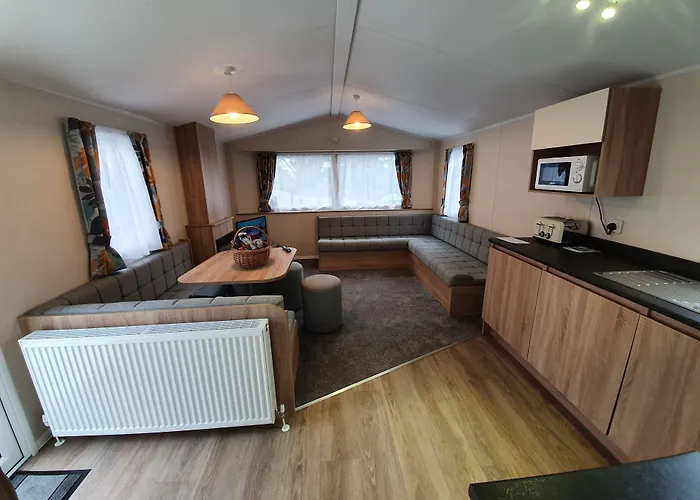 Cozy 3 Bedroom Caravan, Sleeps 8, At Parkdean Newquay Holiday Park